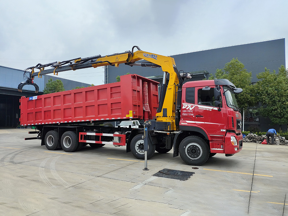 东风D7V前四后八抓斗式垃圾车