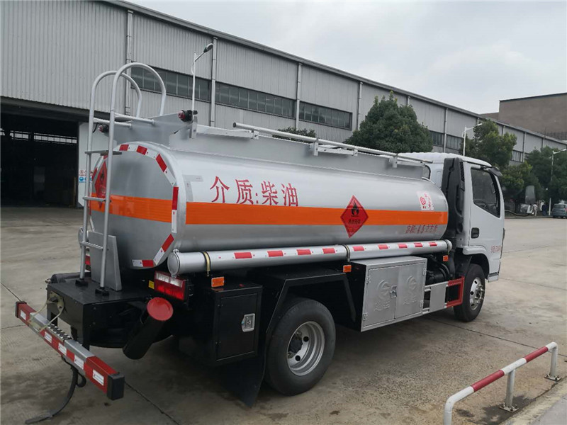 东风多利卡4.5方 加油车