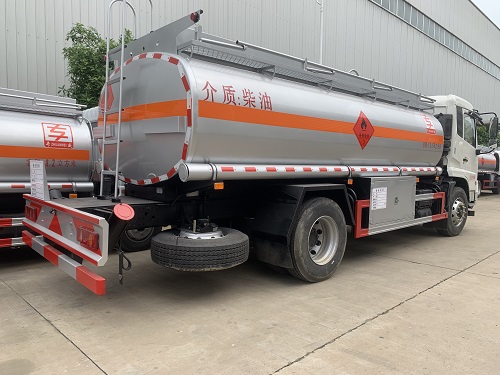 12.65方 东风多利卡油罐车