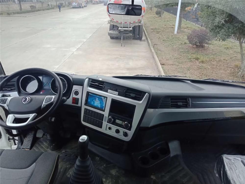 29.7方 前四后八东风天龙350马力油罐车