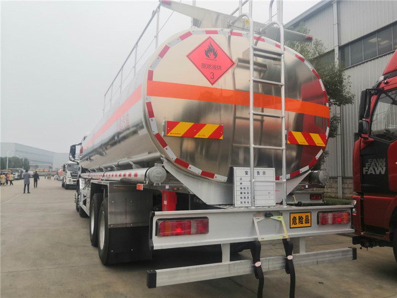 30.4方铝合金油罐车-31方油罐车可装26吨